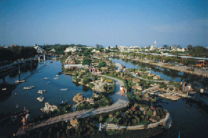 Italia in Miniatura, tutta la penisola italiana riprodotta in scala con i pił belli e caratteristici monumenti, castelli, le cittą d'arte, fiumi, monti, gli hotels di riccione e rimini. Piccola Venezia con palazzi e canali. Cittą e palazzi d'Europa. Giochi, Luna Park.